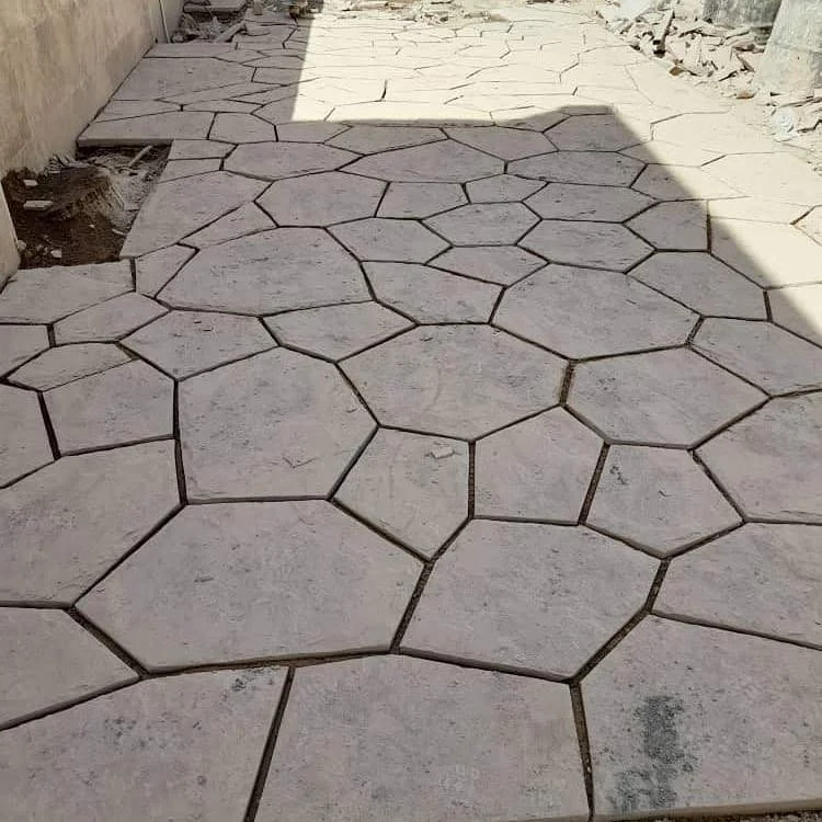 نمای نزدیک چیدمان سنگ لاشه در محوطه باغ